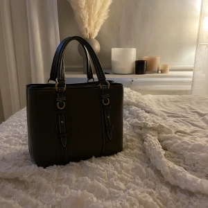 Väska  - Mörkgrön väska från zara med gulddetaljer. Inga defekter!! Använd ca 3 gånger 