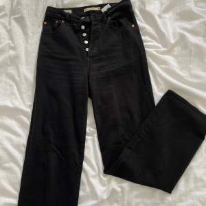 Levi’s jeans svarta, ribcage straight ankle.  Storlek w:25 L:29 Mycket bra skick, köpta för ca 1200 kr