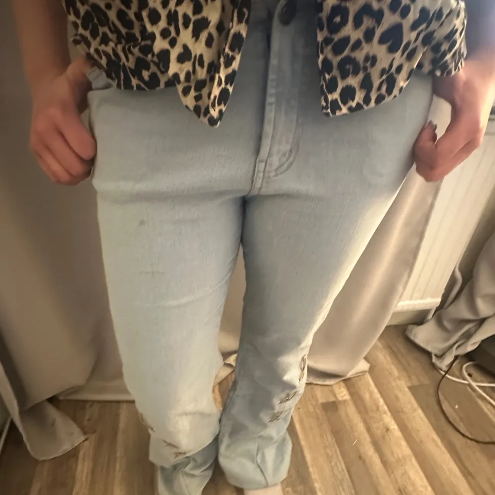 As snygga jeans med laceing på benen, det är lågmidjade.😊. Jeans & Byxor.