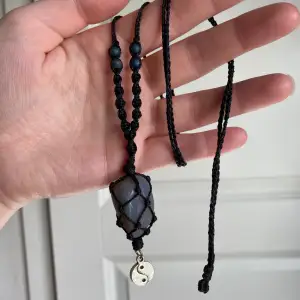 Vacker handgjord kristall halsband / talisman gjord med kärlek 💙🦋  Halsbandet har ett yin yang hänge och bandet är justerbart. Kristallen är en blå kalcedon och är äkta 💙 Du kan även hitta mina smycken på Instagram: Klaraskristaller💙