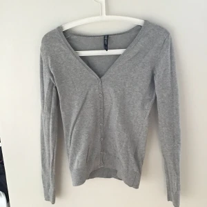 Ljusgrå kofta  - Fin kofta med v-ringning  Storlek XS men passar även S 