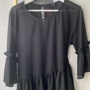 Svart blus - Fin svart blus från Monki i storlek M💕