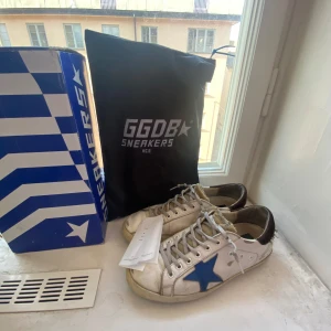 Golden Goose skor - Säljer dessa fina skor ifrån golden goose, har från grund en aliten design och har också några defekter vid sulan som enkelt kan lagas hos en skomakare därav det låga priset! Cond: 7/10 Endast box och själva skorna följer med då det är en gammal bild!