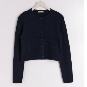 Stickad kofta  - Stickad kofta från Gina i fint skick, skriv för fler bilder💗