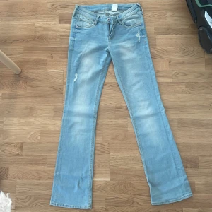 Jeans - Dom mest absolut snyggaste Jeansen som tyvärr e för stora för mig, verkligen dröm jeansen alla letar efter! I modellen low waist bootcut och sitter i den bästa längden för oss lite längre tjejer runt 175 cm. I från hm äldre modeller.