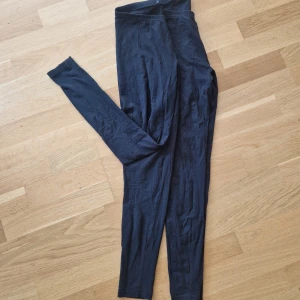 Leggings 2-pack  - Storlek: XS  Material: 95% Bomull, 5% Elastan.  Svarta Tilda leggings från Lager 157.  På ena paret är lappen i svanken borta, se bild. Fint skick. De andra paret är oanvänt. Mycket bra skick.  Säljs i 2-pack. 