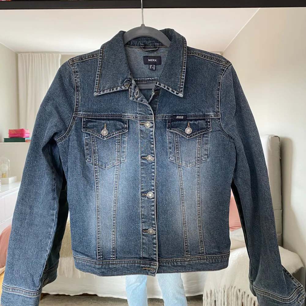 Jeans jacka från MEXX i storlek 38. Jackor.