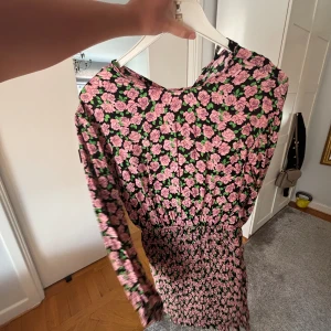 ZARA KLÄNNING - Säljer denna superfina klänning från zara! Sommardröm!