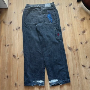 Jnco jeans - Säljer ett par vintage jnco jeans! Modellen är “JNCO panther” och enligt den infon jag har hittat är dem ifrån 90-talet.  Waist:40 cm Length:108 cm De är lite slitna vid hälen där de även har en vit missfärgnin, annars inga hål. Pris kan diskuteras!