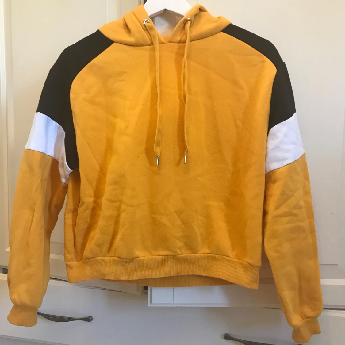 Gul hoodie från H&M - 90