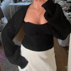 Set - Superfint set med en bandeau topp och en bolero!!! (Ser ut som fläckar på bilden men det är min smutsiga spegel)