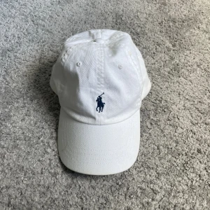Polo Ralph Lauren Keps - Polo Ralph Lauren keps i bra skick som passar alla. Om ni har frågor är det bara att kontakta mig.