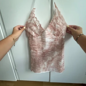 Ljusrosa sommartopp - Söt ljusrosa sommartopp. Märke och storlek står inte men den passar mig som vanligtvis har S🩷