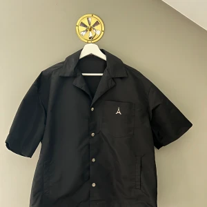 Nylon Revere Shirt - Black  - Maniere De Voir shirt i storlek S, mycket bra skick!