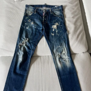 Dsquared jeans - Säljer dessa riktigt snygga dsquared jeans, sparsamt använda och inga defekter! Storlek 42 i italiensk storlek så typ xs/s  på jeansen! Passar både killar och tjejer bra! Pris kan diskuteras