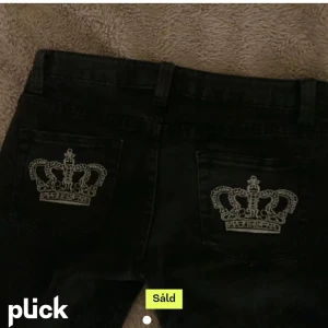 Victoria Beckham jeans  - Säljer dessa Victoria Beckham jeansen som jag köpte här på plick men de var tyvärr för små, så bilderna är lånade. Det står att de är 38 men skulle nog säga att de är mer S/XS
