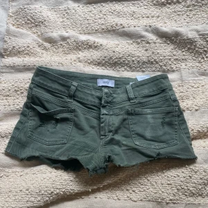 Jeansshorts - Gröna jeansshorts, passar s och xs bäst❤️