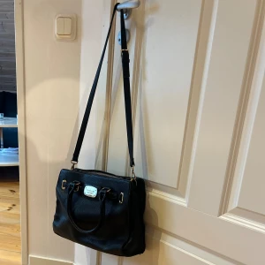 Michael kors väska - Fin väska, köpt utomlands så högst troligen inte äkta, men fin o bra skick endå. 🤍