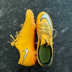 Nike Mercurial - Sjukt fina Nike Mercurials i färgen orange. Sparsamt använt skick med inga som helst defekter!  Storlek: 38