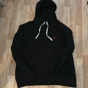 Ralph lauren hoodie - En svart Ralph lauren hoodie i bra skick. Skriv för fler bilder eller frågor.