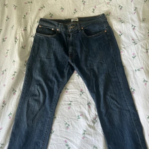 Raka jeans - Ett par raka jeans ifrån Grant i storlek 36/30.  Midjemåttet tvärs över är ca 46cm (alltså ca 92cm runtom hela) och innerbenslängden är ca 75cm.