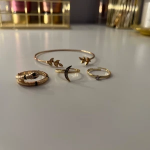 Smycken - Hejjj jag säljer några justerbara ringar och armband i guld, en för 15kr, 2för 20kr eller alla för 35kr
