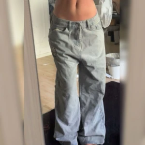 y2k baggy jeans med tryck / print - Snygga vintage jeans med tryck!! Sitter baggy. 