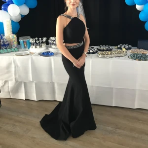 Två delad festklänning  - Svart tvådelad festklänning, passar perfekt till bal eller annan event! Säljer den då den är för liten för mig, har endast använts två gånger och är i superbra kvalitet! Priset kan diskuteras vid snabb affär!