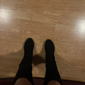 Fina boots i storlek 38 - Ett par fina boots, med 6cm klack som jag säljer då de inte kommer till någon användning. De är i fint skick och sparsamt använda.Perfekta till att göra en outfit finare! 