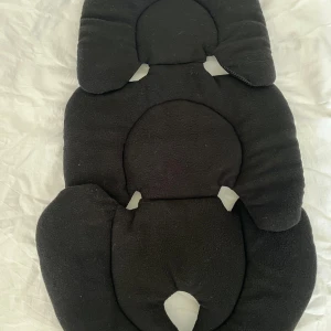 Inlägg till bilbarnstol - Inlägg till bilbarnstol. Ena sidan är fleece aktig och andra sidan är lite luftigare som man kan använda till sommar. Den är ren! Och oanvänd. 