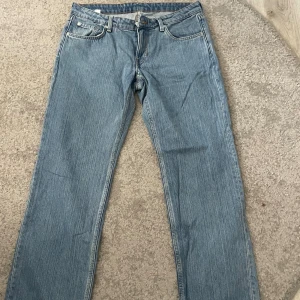 Jeans  - Ett par jeans från weekday i modellen arrow low i en super fin blå färg!! De är knappt använda så i inprecip i nyskick. Jag älskar färgen men de har blivit förstora tyvärr :( Skriv för fler bilder💞