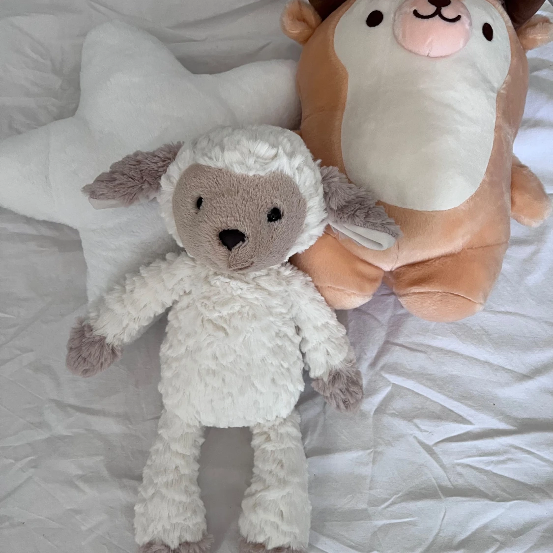 Två gosedjur + en strjärnkudde