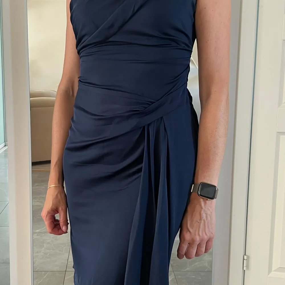 Mörkblå klänning i 95% silke. Stl 4 (36) Enbart kemtvätt. Nypris 2300kr. Klänningar.