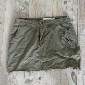 Grön jeanskjol - Säljer denna fina jeanskjol. Passar mig som har strl 34-36💕