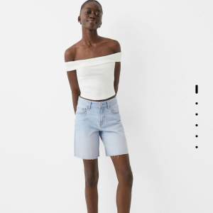 Ett par jeans shorts från bershka som inte kommer till användning❣️