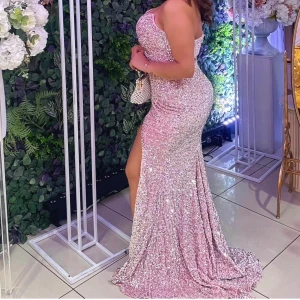 Rosa festklänning  - Rosa festklänning med slits, passar dig som har M/L i storlek. Priset kan diskuteras vid snabb affär. 