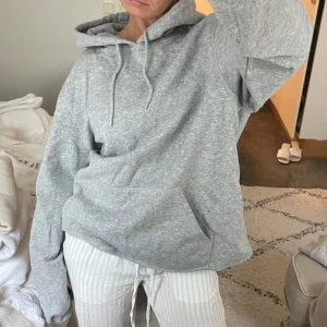 Grå hoodie - Avklippt grå hoodie perfekt oversize⭐️