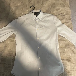 Armani skjorta  - Fin skjorta från Armani. Använt några gånger inga fläckar inget. Jätte fin och bekväm. Köpte för 2300kr 
