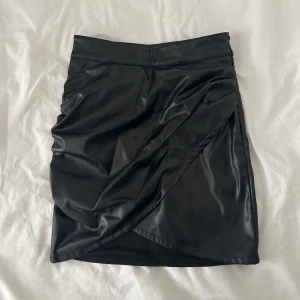 Skinnkjol från nelly - Storlek xs