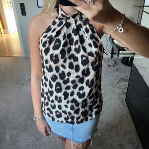 Leopard topp  - Halterneck topp med leopard mönster, vet inte riktigt var den är ifrån då jag köpte den second hand och saknar lapp💕aldrig använd från mig och är i fint skick! Vet inte heller storleken men passar runt s/m 