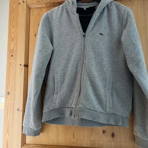 Lacoste hoodie  - Sick 6/10 storlek 152 nypris 1600 köpt på kidsbrandstore. Tröjan är limted 