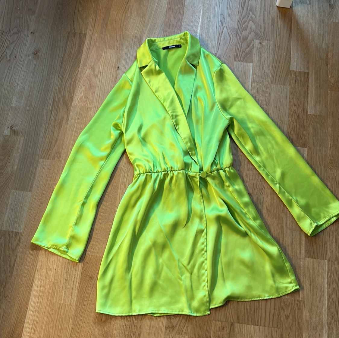 Limegrön wrap-klänning