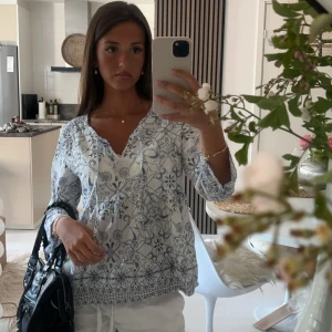 Blå mönstrad blus - En super snygg blus med ljusblå mönster🌸⚡️🤍blusen är i M men fungerar på S också