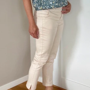 Byxa beige XS - Fina cremefärgade ankellånga byxor med sprund nedtill. Stl 34 men passar även 36.  Danska märket Pulz.  Stor utrensning dam, barn och herr. Kika gärna på mina övriga annonser,  samfraktar gärna. Djur- och rökfritt hem.