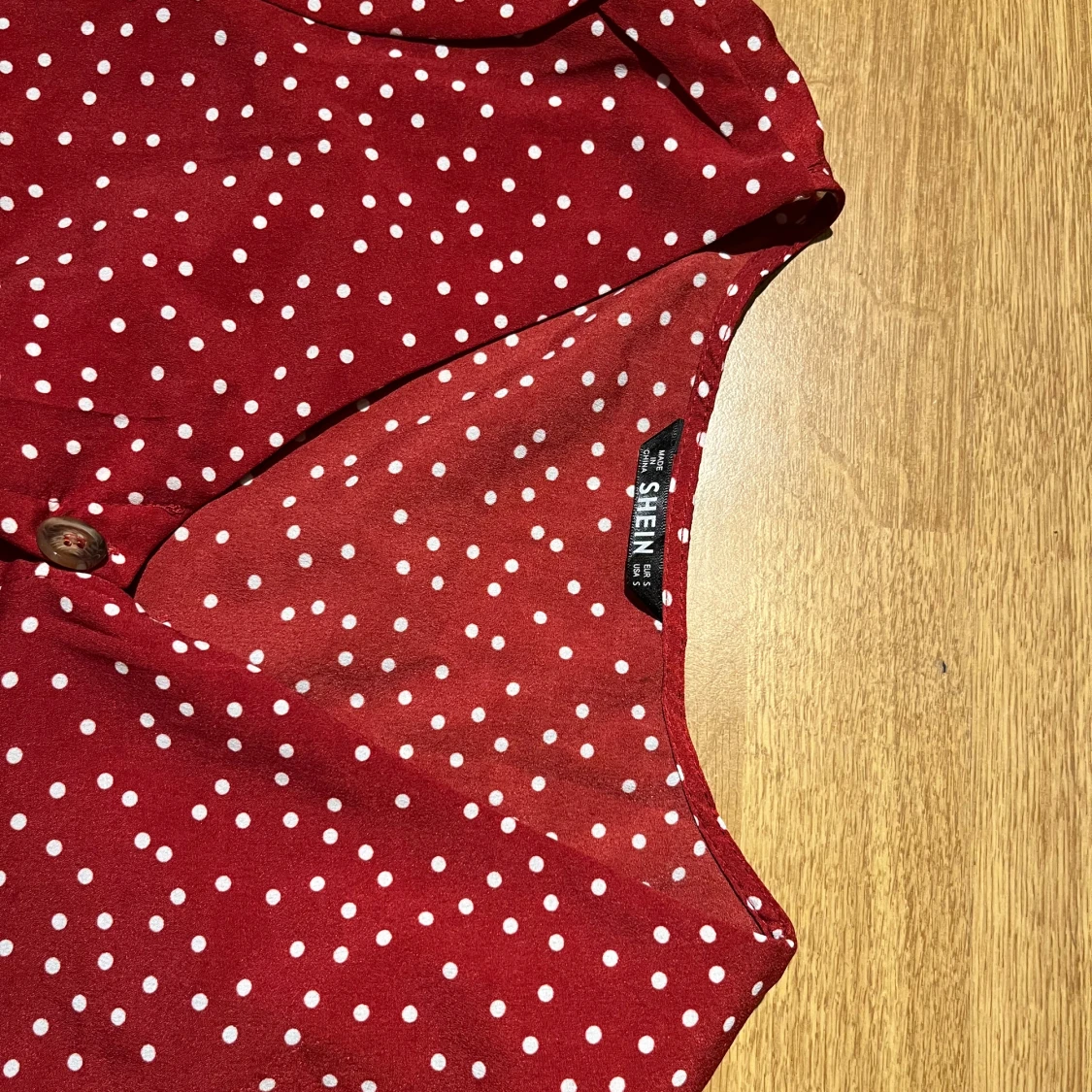 Söt kastanjefärjad knytblus med vita prickar  - 91