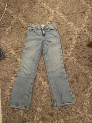 Jeans  -  Jättefina jeans från Gina Young. Jag har använt dem ungefär fem gånger. Original priset är 300 kr och säljer för 200 kr 