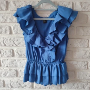 Blå volngtopp - Säljer denna slutsålda topp från hm🩷 köpte två men säljer nu även min andra vid bra pris