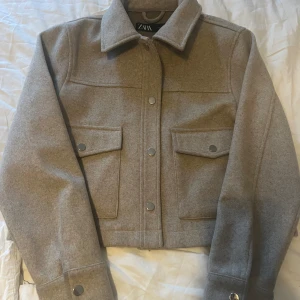 Kappa - Kort beige kappa från zara i storlek s, knappt använd så superfint skick!