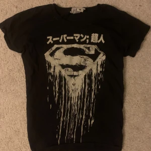 Superman tshirt  - Cool superman tshirt med japansk text. Har bara använt två gånger och är i bra skick 💕