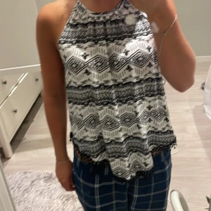 Tröja  - Säljer pga inte använder  Köparen står för frakt Passar mig som har xs o s